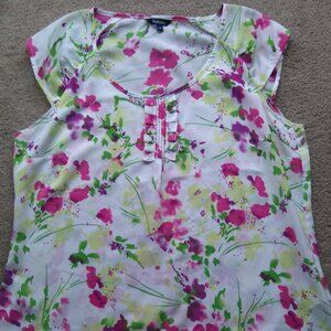 Reitmans Floral Blouse, Size Large, 100 % Polyester, Cap Sleeves, like new.